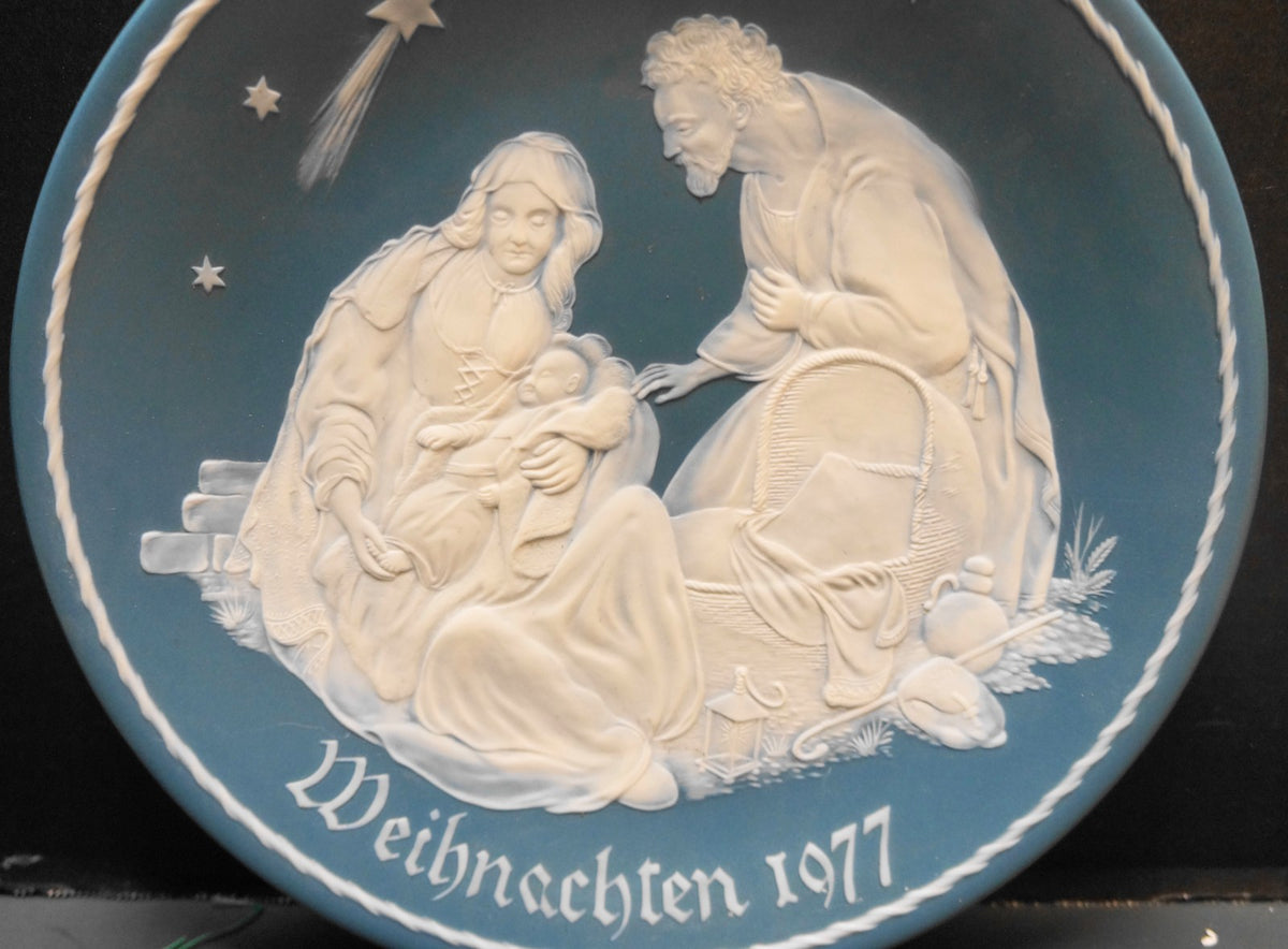 Villeroy & Boch Mettlach Holy Family White Cameo on Blue Weihnachten 1977 Plate