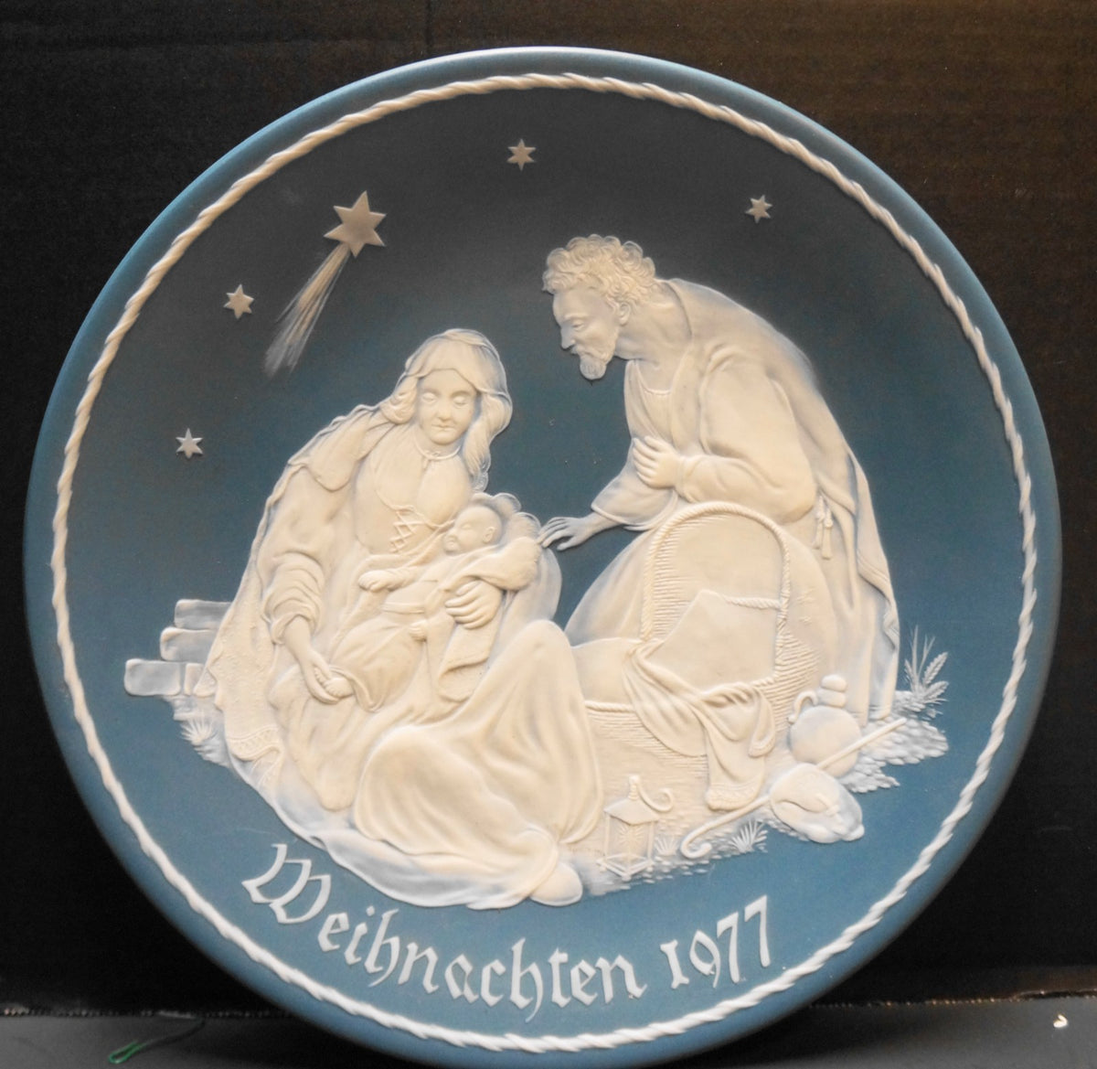 Villeroy & Boch Mettlach Holy Family White Cameo on Blue Weihnachten 1977 Plate