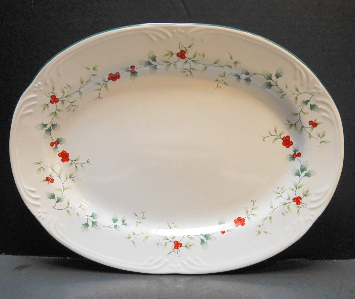 Pfaltzgraff Winterberry Oval Platter 14 IN
