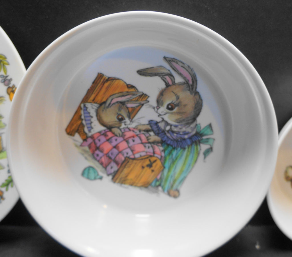 Oneida Ware Peter Rabbit Melamine Plastic Child's Dishes Set Mug Plate Bowls