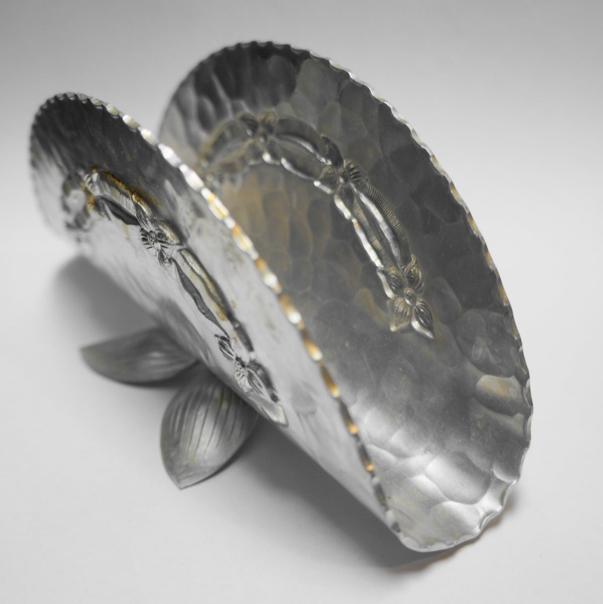 Rodney Kent Hammered Aluminum Daisy Chain Flowers Napkin Holder