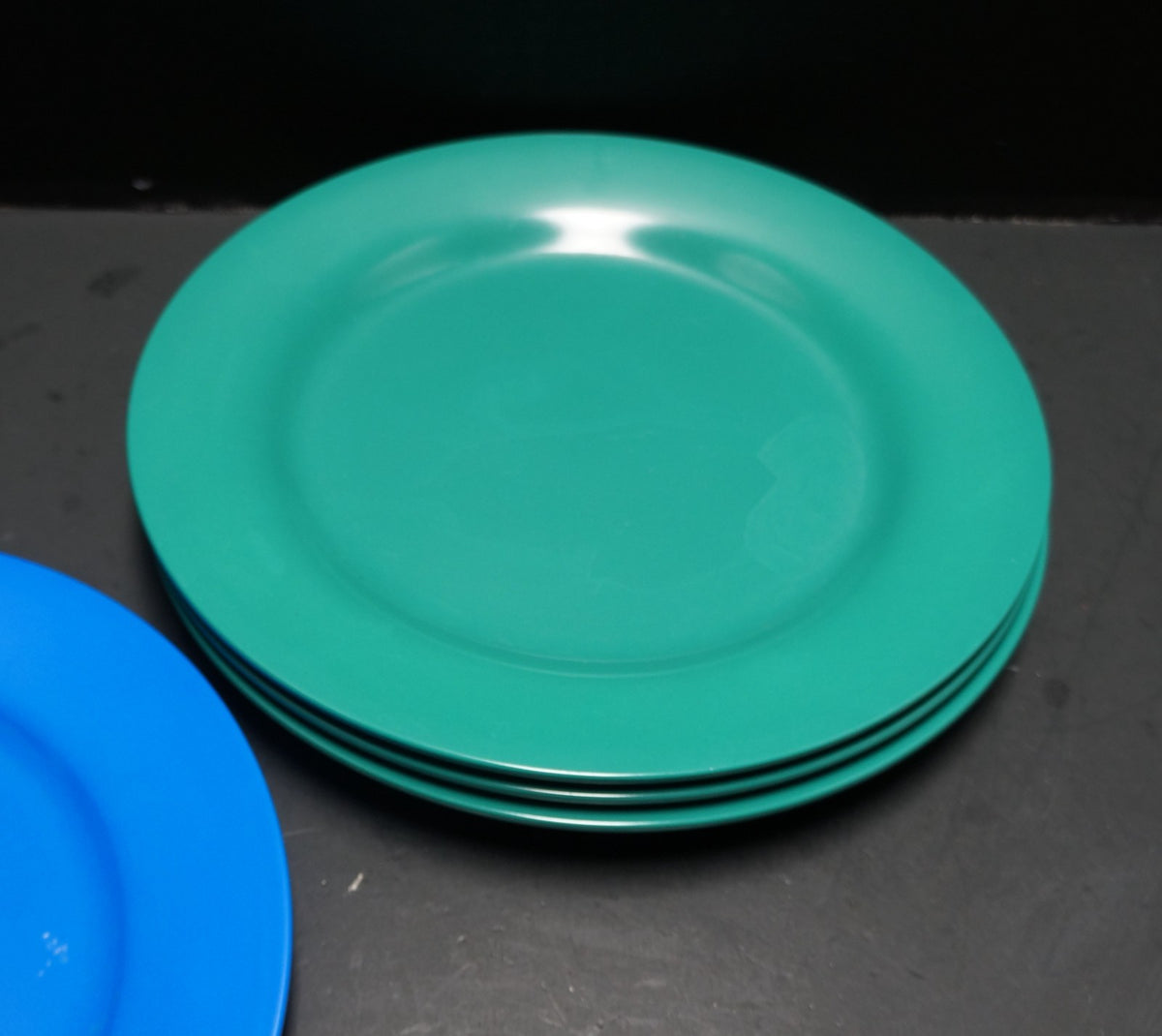 Elan by Plastics Manufacturing Co. Dinner Plates 3 Green 1 Blue 10" Melamine