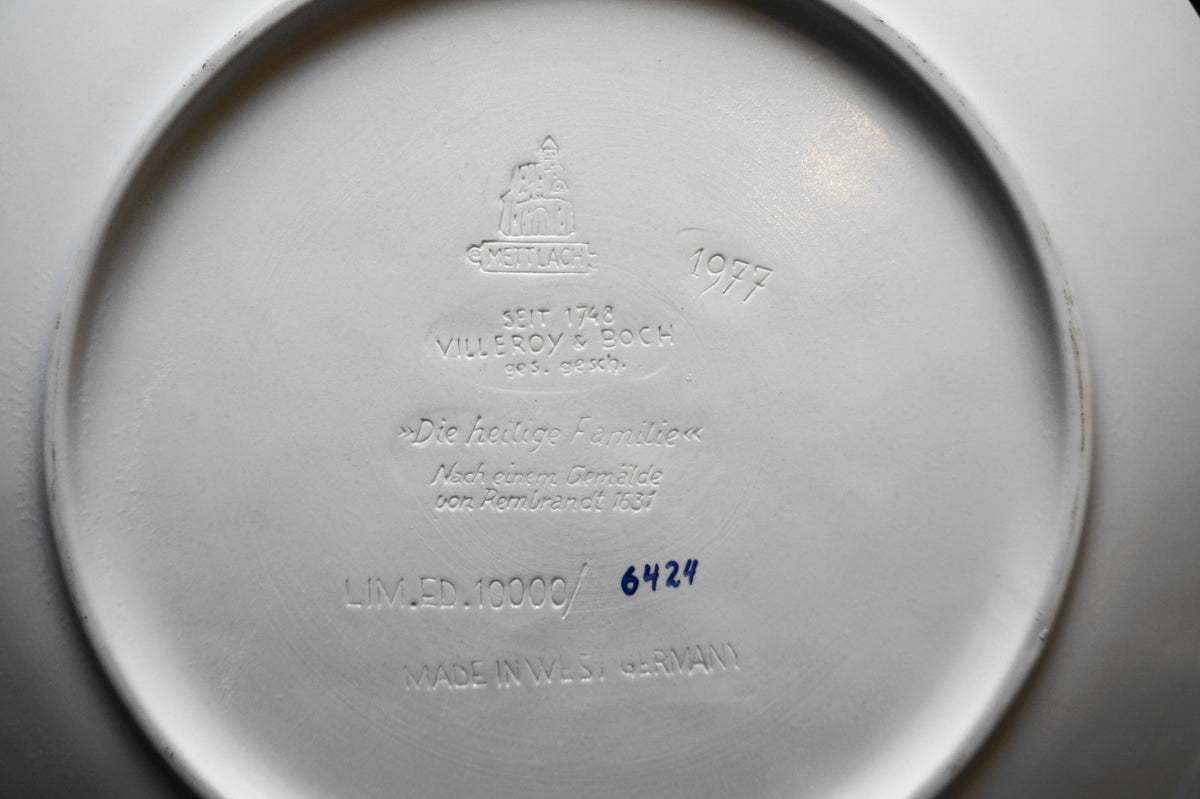 Villeroy & Boch Mettlach Holy Family White Cameo on Blue Weihnachten 1977 Plate