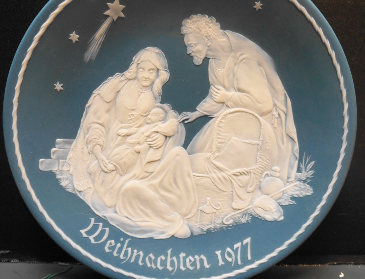 Villeroy & Boch Mettlach Holy Family White Cameo on Blue Weihnachten 1977 Plate