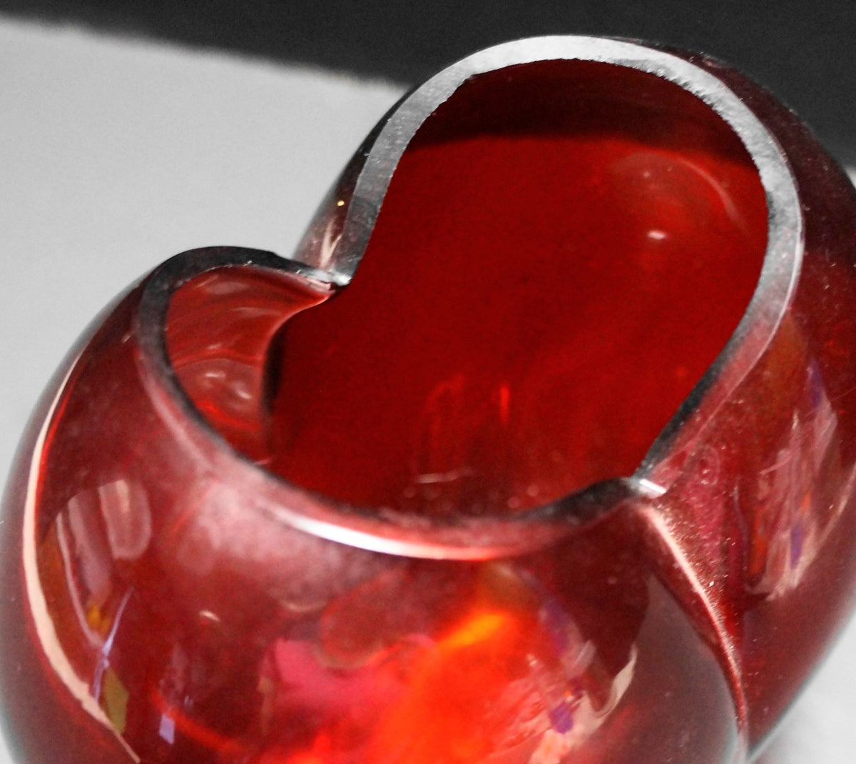FTD Red Heart Heavy Blown Glass Vase 1986 Valentine