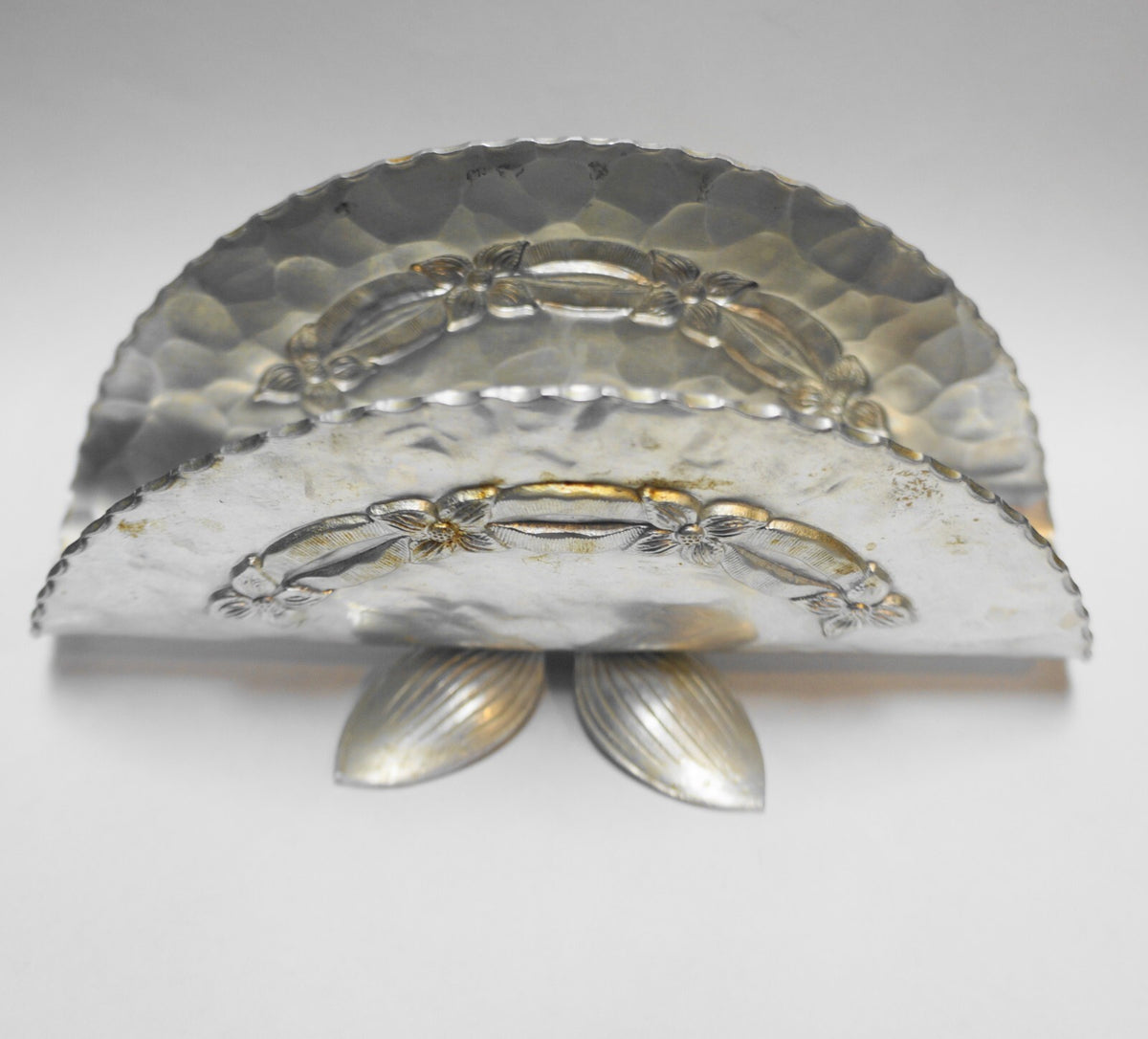 Rodney Kent Hammered Aluminum Daisy Chain Flowers Napkin Holder