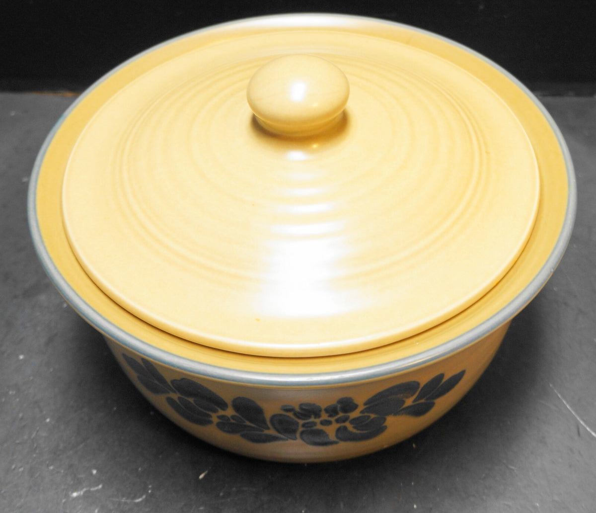 Pfaltzgraff Folk Art 2 Qt Casserole Round With Lid Chip on Base