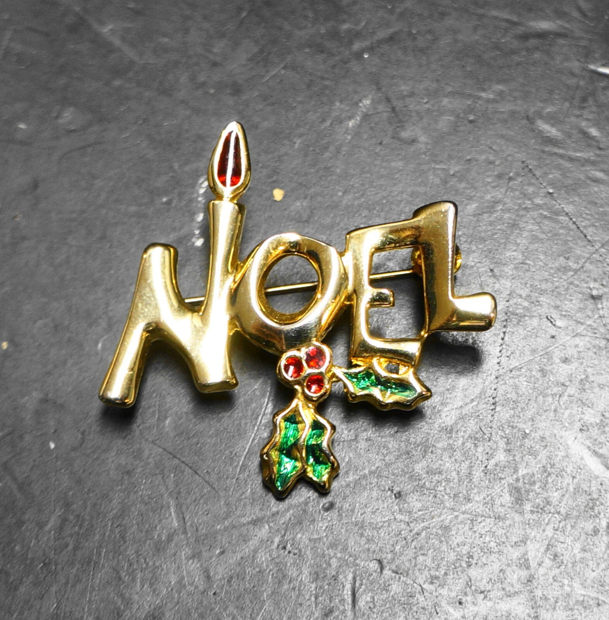 Noel Gold Tone Pin Candle Holly