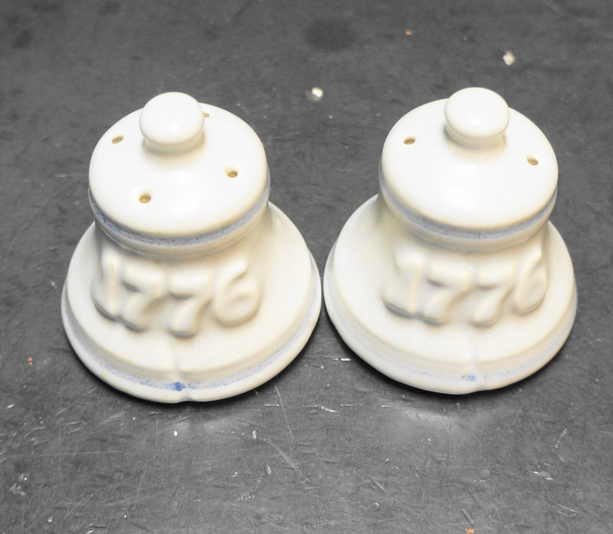 Vintage USA Pfaltzgraff YORKTOWN 1776 Liberty Bell Salt & Pepper Shakers