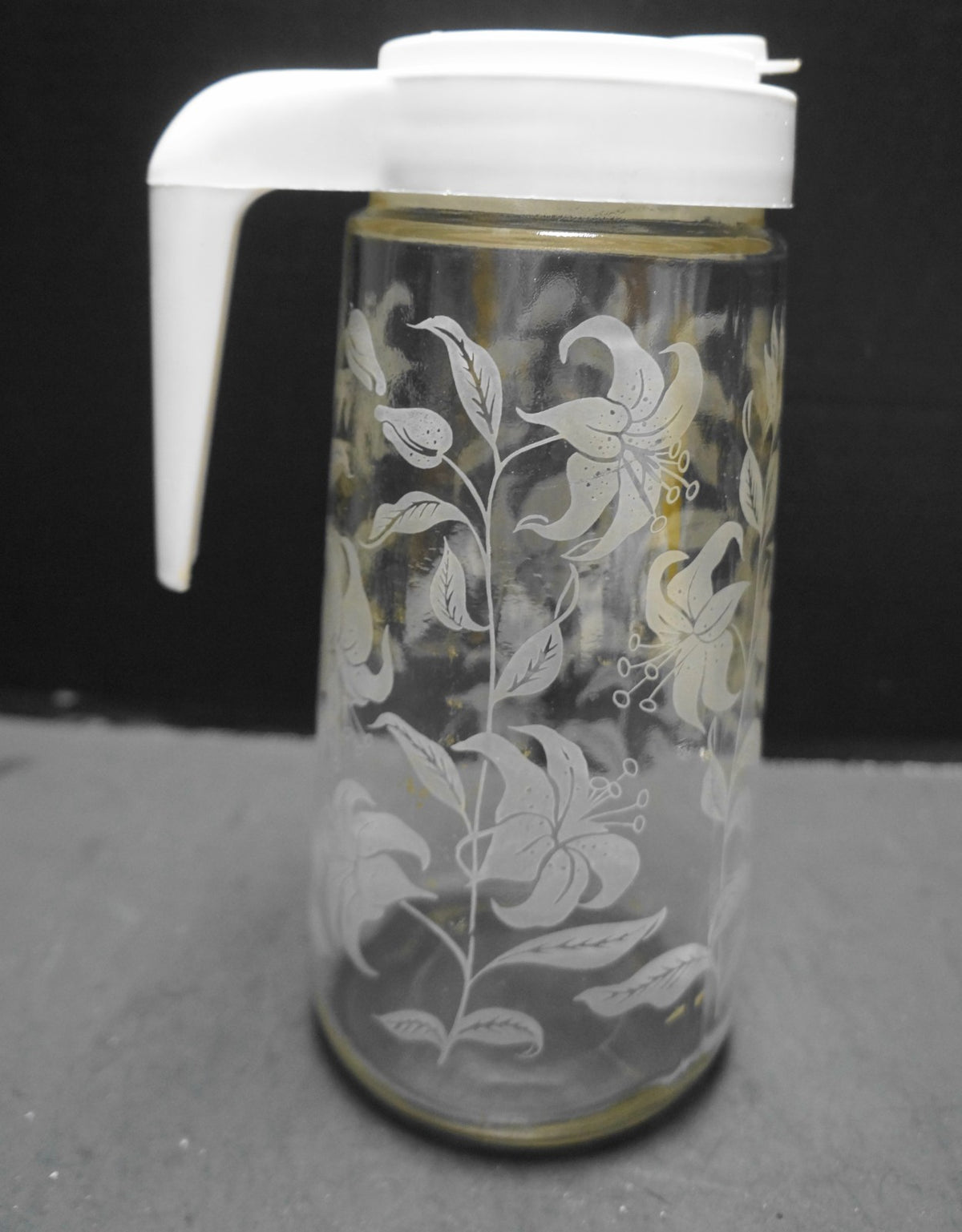 Tang Pitcher White Plastic Lid Etched Lilies Floral Brocade 1 Qt