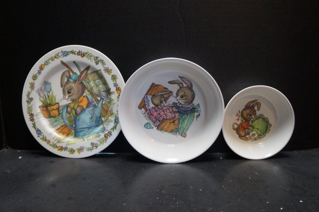 Oneida Ware Peter Rabbit Melamine Plastic Child's Dishes Set Mug Plate Bowls