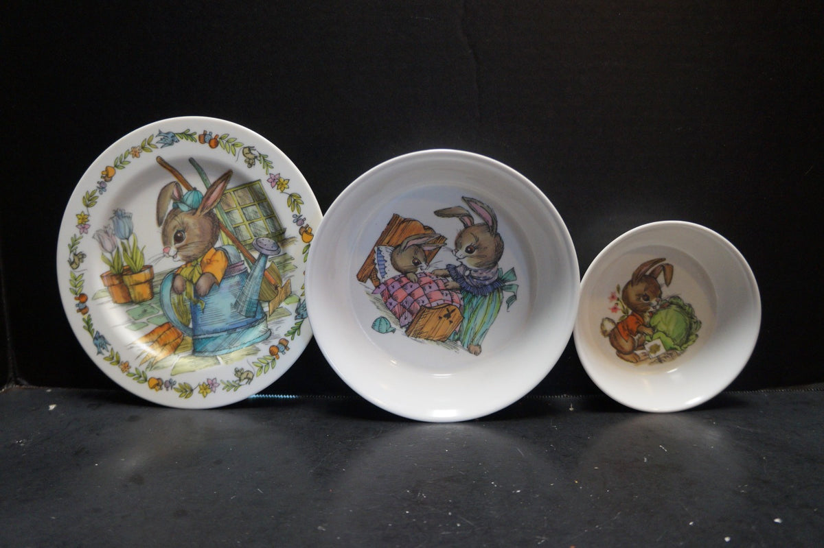 Oneida Ware Peter Rabbit Melamine Plastic Child's Dishes Set Mug Plate Bowls
